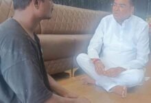 स्कूटी मांगने पहुंचा शराब के नशे में दिव्यांग, विधायक रिकेश ने समझाइस दी,पहले नशा छोड़िए, फिर स्कूटी भी मिलेगी
