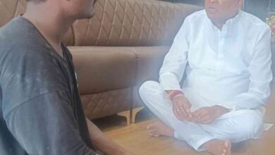 स्कूटी मांगने पहुंचा शराब के नशे में दिव्यांग, विधायक रिकेश ने समझाइस दी,पहले नशा छोड़िए, फिर स्कूटी भी मिलेगी