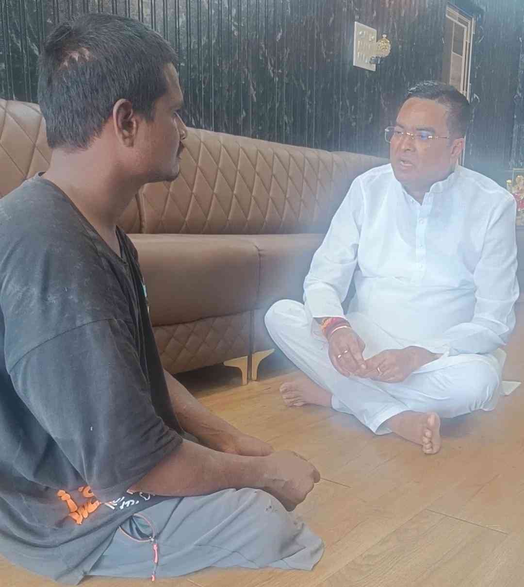 स्कूटी मांगने पहुंचा शराब के नशे में दिव्यांग, विधायक रिकेश ने समझाइस दी,पहले नशा छोड़िए, फिर स्कूटी भी मिलेगी स्कूटी मांगने पहुंचा शराब के नशे में दिव्यांग, विधायक रिकेश ने समझाइस दी,पहले नशा छोड़िए, फिर स्कूटी भी मिलेगी