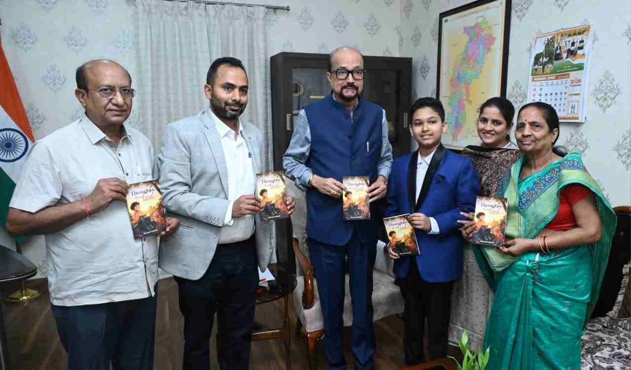 राज्यपाल डेका ने 12 वर्षीय छात्र मास्टर दिव्यांश की पुस्तक ‘थॉट्स अबाउट गॉड‘ का किया विमोचन राज्यपाल डेका ने 12 वर्षीय छात्र मास्टर दिव्यांश की पुस्तक ‘थॉट्स अबाउट गॉड‘ का किया विमोचन