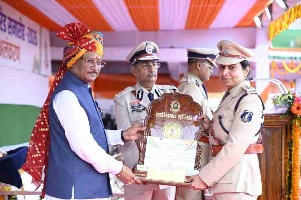 मुख्यमंत्री विष्णु देव साय के करकमलों से उत्कृष्ट सेवा के लिए सम्मानित हुए पुलिस एवं नगर सेना के अधिकारी-कर्मचारी