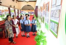 विद्यार्थियों ने देखी स्वतंत्रता संग्राम सेनानियों और ‘वंदे मातरम्’ पर आधारित छायाचित्र प्रदर्शनी