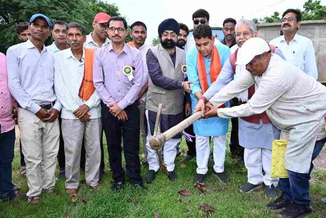 भौतिक प्रगति के साथ अपनी समृद्ध परंपरा और मानवीय मूल्यों को सहेजकर रखना ही सच्चा विकास- मंत्री टंक राम वर्मा भौतिक प्रगति के साथ अपनी समृद्ध परंपरा और मानवीय मूल्यों को सहेजकर रखना ही सच्चा विकास- मंत्री टंक राम वर्मा