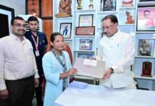 दृष्टिबाधा नहीं बनी बाधा, जयमंती के सपनों को मिली डिजिटल उड़ान,मुख्यमंत्री विष्णुदेव साय ने दृष्टिबाधित छात्रा जयमंती खेस को भेंट किया लैपटॉप