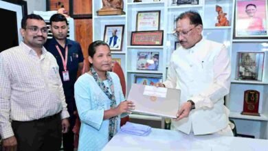 दृष्टिबाधा नहीं बनी बाधा, जयमंती के सपनों को मिली डिजिटल उड़ान,मुख्यमंत्री विष्णुदेव साय ने दृष्टिबाधित छात्रा जयमंती खेस को भेंट किया लैपटॉप
