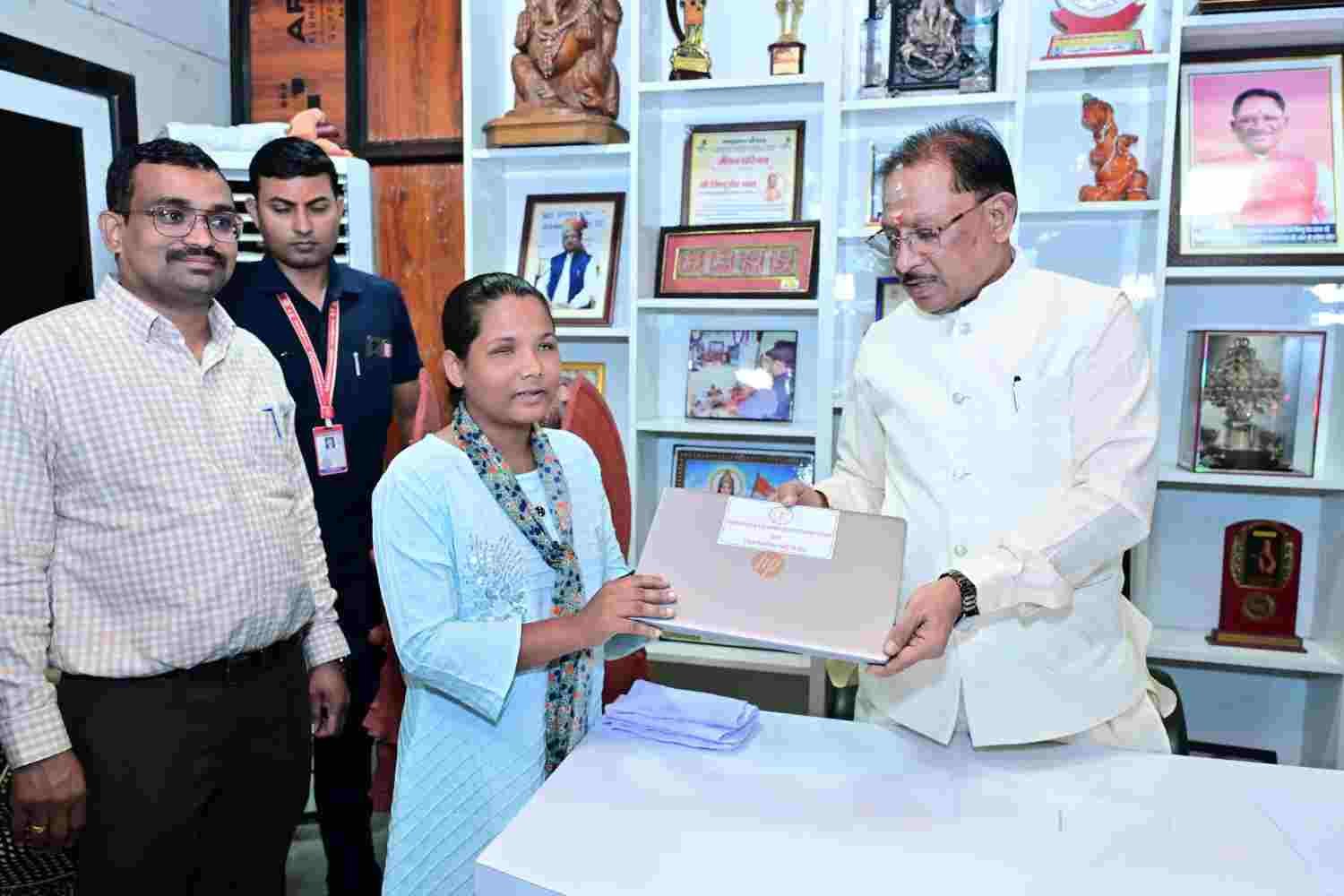 दृष्टिबाधा नहीं बनी बाधा, जयमंती के सपनों को मिली डिजिटल उड़ान,मुख्यमंत्री विष्णुदेव साय ने दृष्टिबाधित छात्रा जयमंती खेस को भेंट किया लैपटॉप दृष्टिबाधा नहीं बनी बाधा, जयमंती के सपनों को मिली डिजिटल उड़ान,मुख्यमंत्री विष्णुदेव साय ने दृष्टिबाधित छात्रा जयमंती खेस को भेंट किया लैपटॉप