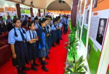 टाउन हॉल में छायाचित्र प्रदर्शनी देखने उमड़ी भीड़, एआई तकनीक से विरासत और पर्यटन का अभिनव अनुभव