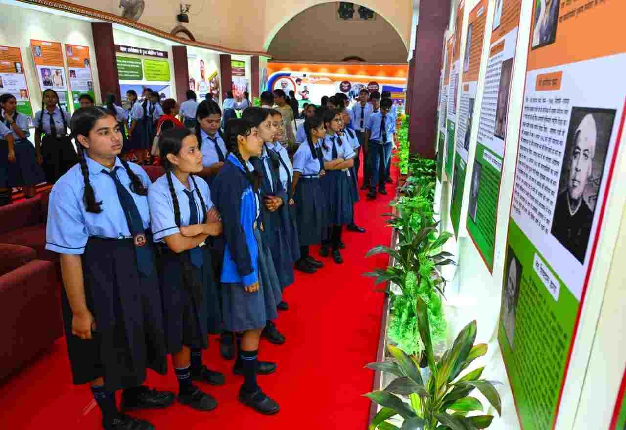 टाउन हॉल में छायाचित्र प्रदर्शनी देखने उमड़ी भीड़, एआई तकनीक से विरासत और पर्यटन का अभिनव अनुभव टाउन हॉल में छायाचित्र प्रदर्शनी देखने उमड़ी भीड़, एआई तकनीक से विरासत और पर्यटन का अभिनव अनुभव