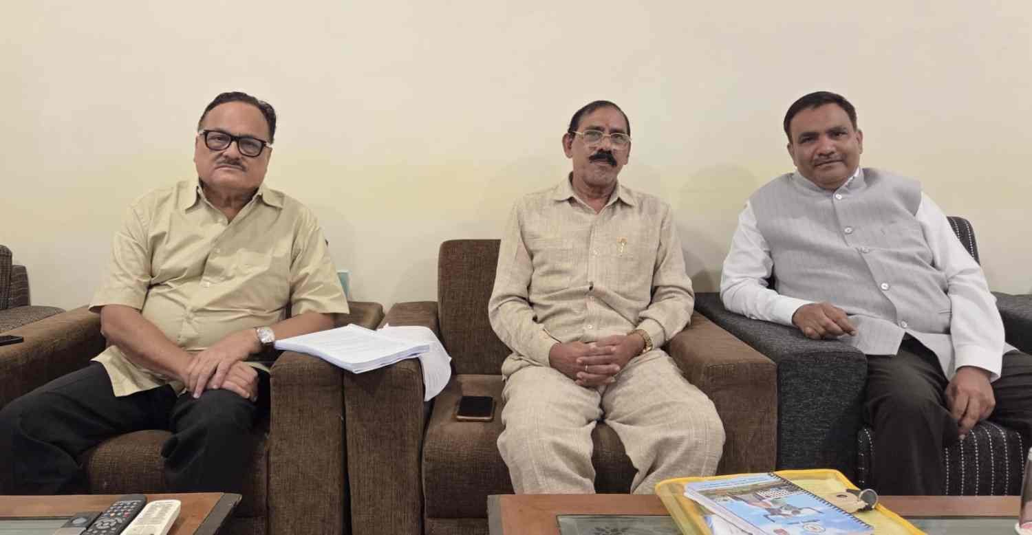 वक्फ बोर्ड अध्यक्ष डॉ. सलीम राज ने यूसीसी समिति सदस्यों से की सौजन्य मुलाकात वक्फ बोर्ड अध्यक्ष डॉ. सलीम राज ने यूसीसी समिति सदस्यों से की सौजन्य मुलाकात