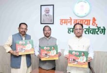 मुख्यमंत्री ने संसदीय संकुल विकास परियोजना मिनवाखाड़ पर आधारित पुस्तक का विमोचन किया