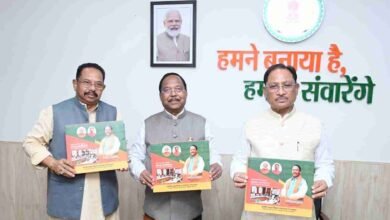 मुख्यमंत्री ने संसदीय संकुल विकास परियोजना मिनवाखाड़ पर आधारित पुस्तक का विमोचन किया