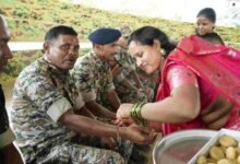 हिंसा छोड़ मुख्यधारा में लौटीं बहनों ने DRG जवानों की कलाई पर बांधी राखी, दिया शांति और विश्वास का संदेश