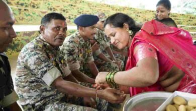 हिंसा छोड़ मुख्यधारा में लौटीं बहनों ने DRG जवानों की कलाई पर बांधी राखी, दिया शांति और विश्वास का संदेश हिंसा छोड़ मुख्यधारा में लौटीं बहनों ने DRG जवानों की कलाई पर बांधी राखी, दिया शांति और विश्वास का संदेश