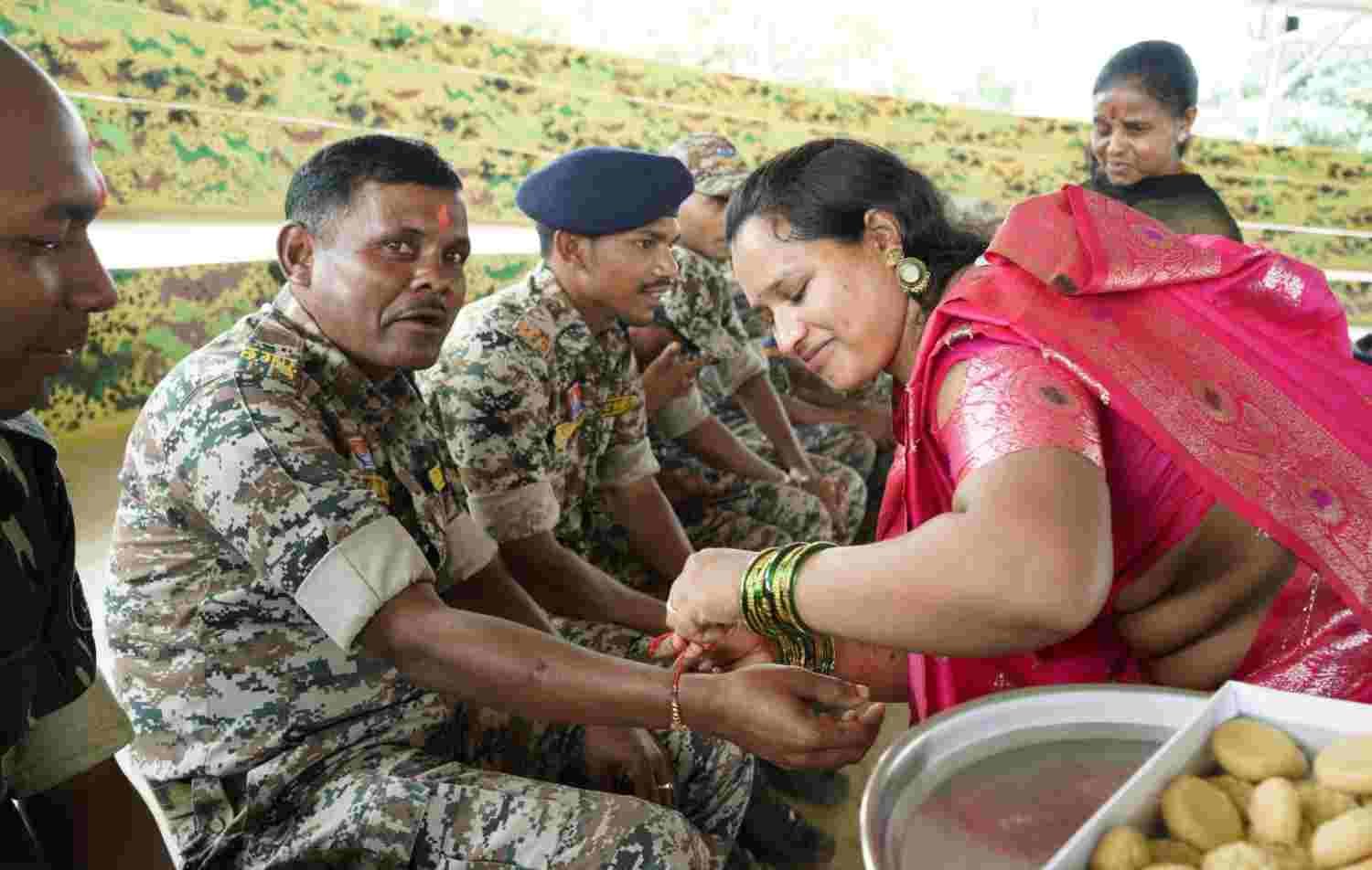 हिंसा छोड़ मुख्यधारा में लौटीं बहनों ने DRG जवानों की कलाई पर बांधी राखी, दिया शांति और विश्वास का संदेश हिंसा छोड़ मुख्यधारा में लौटीं बहनों ने DRG जवानों की कलाई पर बांधी राखी, दिया शांति और विश्वास का संदेश