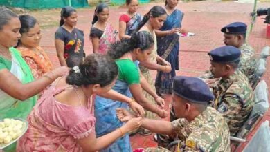 जहां कभी बंदूक थी, वहां बंधा रिश्तों का धागा,बस्तर में राखी ने बदली ‘दुश्मनी’ की परिभाषा जहां कभी बंदूक थी, वहां बंधा रिश्तों का धागा,बस्तर में राखी ने बदली ‘दुश्मनी’ की परिभाषा