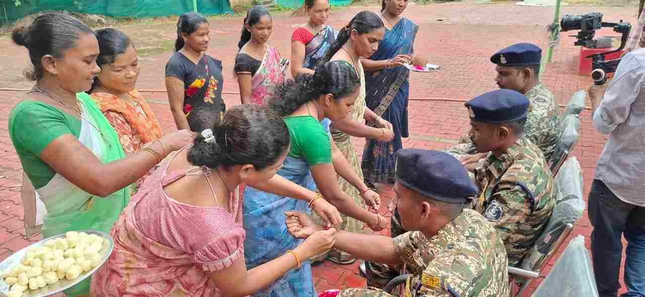 जहां कभी बंदूक थी, वहां बंधा रिश्तों का धागा,बस्तर में राखी ने बदली ‘दुश्मनी’ की परिभाषा जहां कभी बंदूक थी, वहां बंधा रिश्तों का धागा,बस्तर में राखी ने बदली ‘दुश्मनी’ की परिभाषा
