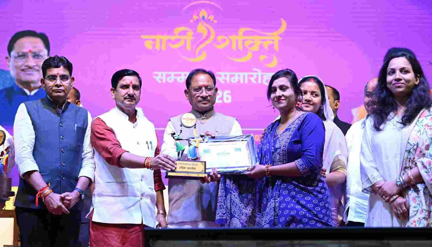 नारी के सम्मान, सुरक्षा और स्वावलंबन से ही बनेगा समृद्ध छत्तीसगढ़ : मुख्यमंत्री विष्णु देव साय नारी के सम्मान, सुरक्षा और स्वावलंबन से ही बनेगा समृद्ध छत्तीसगढ़ : मुख्यमंत्री विष्णु देव साय