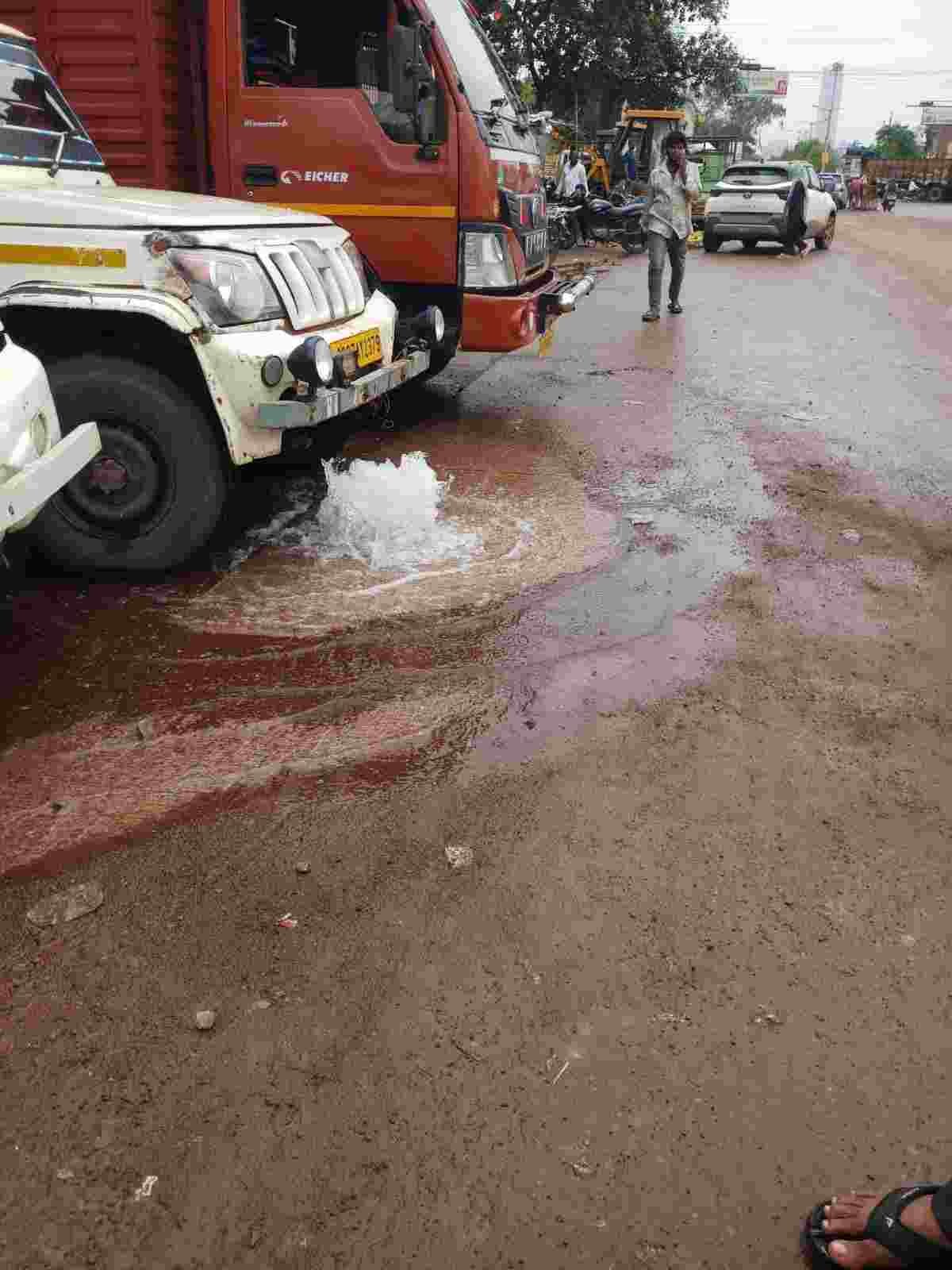 निगम क्षेत्र में लाखों लीटर पीने का पानी रोज बह रहा ब्यर्थ निगम क्षेत्र में लाखों लीटर पीने का पानी रोज बह रहा ब्यर्थ