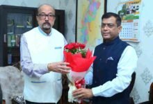 राज्यपाल डेका से राज्य निर्वाचन आयुक्त ने की सौजन्य भेंट