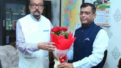 राज्यपाल डेका से राज्य निर्वाचन आयुक्त ने की सौजन्य भेंट राज्यपाल डेका से राज्य निर्वाचन आयुक्त ने की सौजन्य भेंट