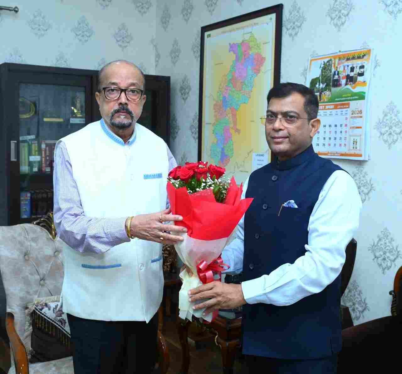 राज्यपाल डेका से राज्य निर्वाचन आयुक्त ने की सौजन्य भेंट