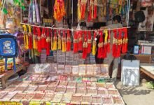 रक्षाबंधन को लेकर नरपतगंज के बाजारों में बढ़ी रौनक, सजीं रंग-बिरंगी राखियां