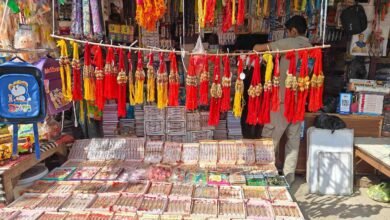 रक्षाबंधन को लेकर नरपतगंज के बाजारों में बढ़ी रौनक, सजीं रंग-बिरंगी राखियां