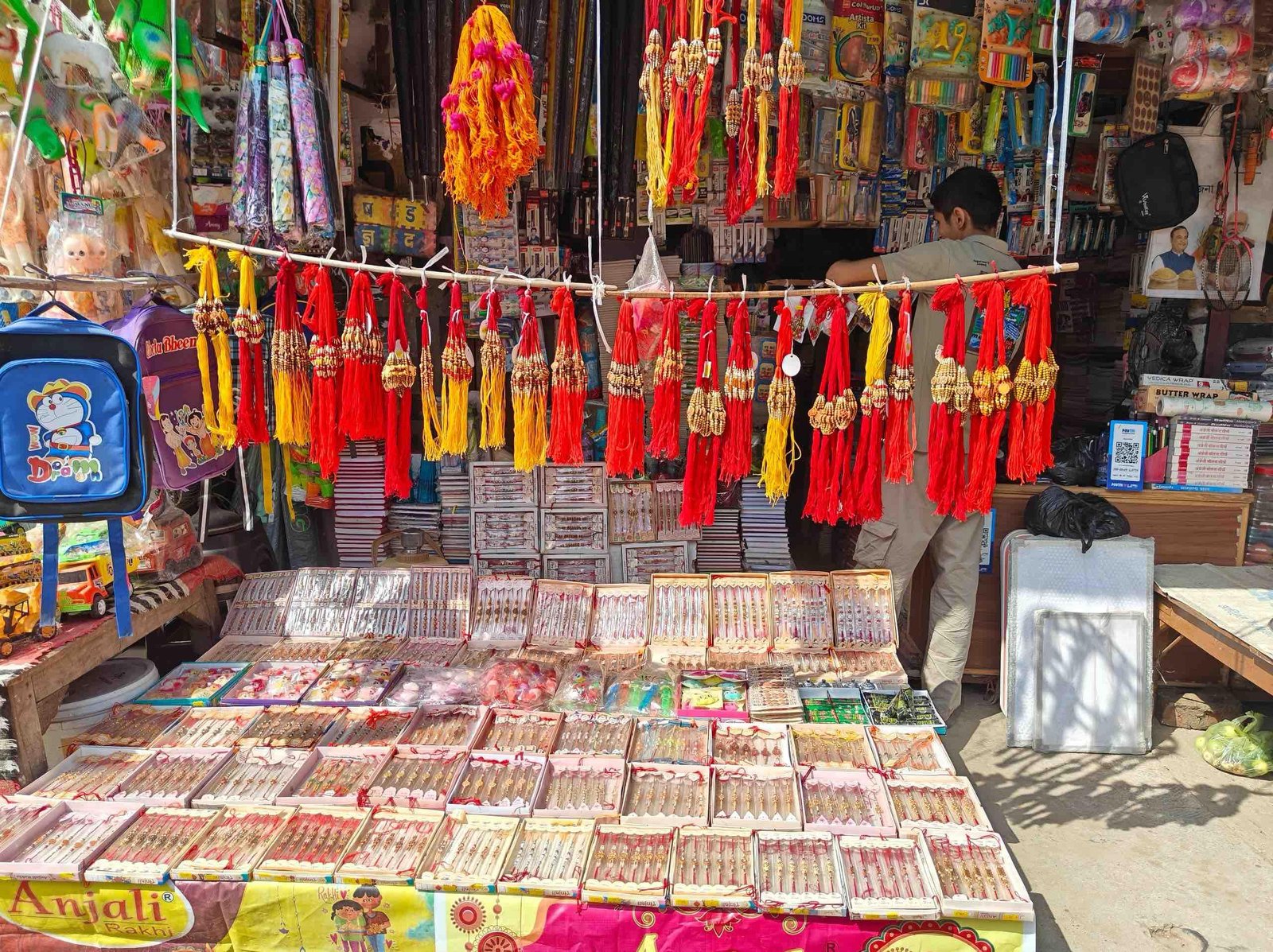 रक्षाबंधन को लेकर नरपतगंज के बाजारों में बढ़ी रौनक, सजीं रंग-बिरंगी राखियां रक्षाबंधन को लेकर नरपतगंज के बाजारों में बढ़ी रौनक, सजीं रंग-बिरंगी राखियां