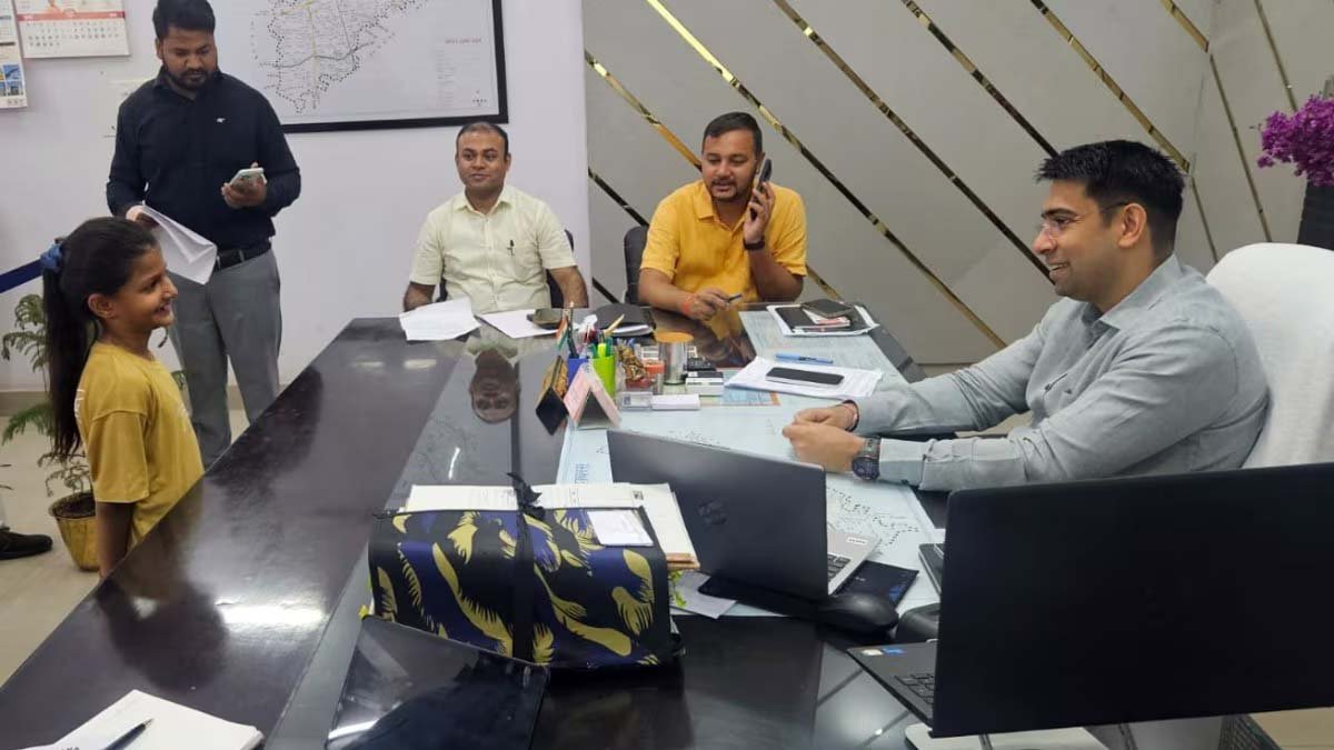 मासूम आश्वी की गुहार पर जागा प्रशासन, डीएम ने दिया समाधान का भरोसा मासूम आश्वी की गुहार पर जागा प्रशासन, डीएम ने दिया समाधान का भरोसा