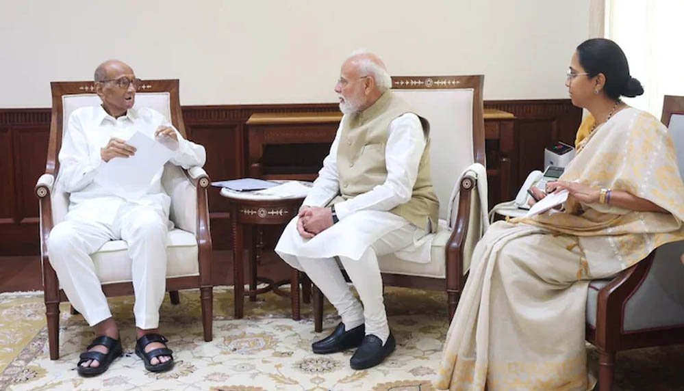 PM मोदी से मिले शरद पवार गुट के सांसद, महाराष्ट्र की सियासत में क्या पक रही है खिचड़ी? PM मोदी से मिले शरद पवार गुट के सांसद, महाराष्ट्र की सियासत में क्या पक रही है खिचड़ी?