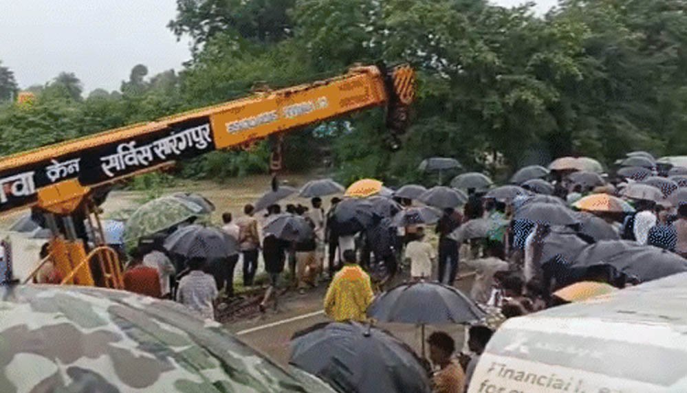 राजगढ़ में उफनते नाले में बही कार, 6 लोगों के शव मिले; 2 अब भी लापता, 3 को बचाया गया