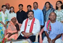 रायपुर: तीन बहनों ने एक साथ पास की नीट परीक्षा, उप मुख्यमंत्री विजय शर्मा ने घर पहुंचकर दी बधाई