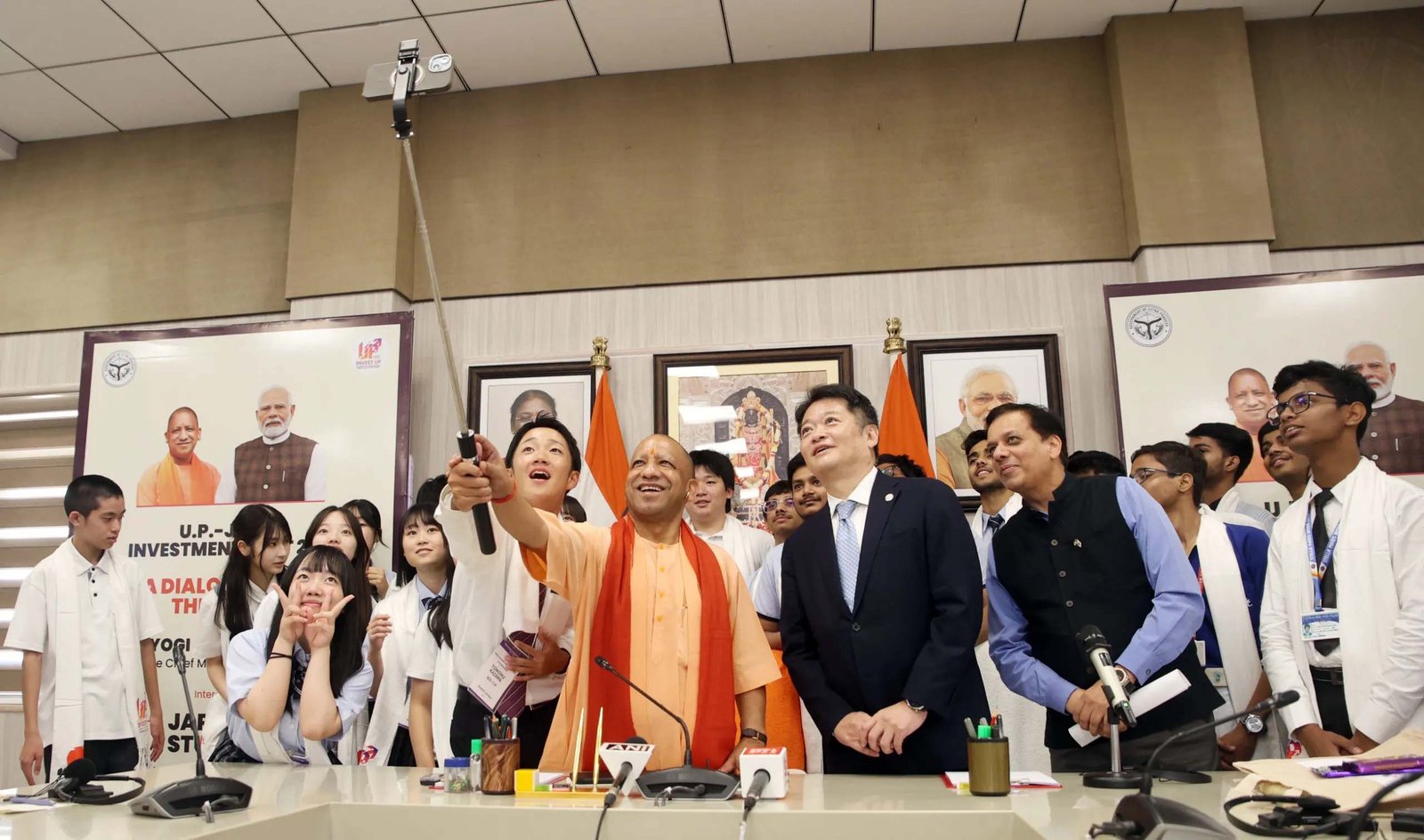 जापानी प्रतिनिधिमंडल ने किया विधानसभा परिसर का भ्रमण, सदन की कार्यप्रणाली, भूमिका तथा ऐतिहासिक एवं लोकतांत्रिक विरासत की दी गई जानकारी जापानी प्रतिनिधिमंडल ने किया विधानसभा परिसर का भ्रमण, सदन की कार्यप्रणाली, भूमिका तथा ऐतिहासिक एवं लोकतांत्रिक विरासत की दी गई जानकारी