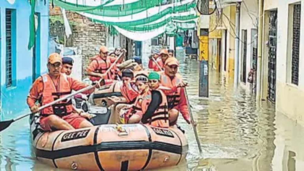 सीएम योगी के निर्देशों के अनुपालन में रामघाट पर बाढ़ राहत का चल रहा था प्रशिक्षण, युवक को डूबता देख तत्काल मोर्चा संभाला सीएम योगी के निर्देशों के अनुपालन में रामघाट पर बाढ़ राहत का चल रहा था प्रशिक्षण, युवक को डूबता देख तत्काल मोर्चा संभाला