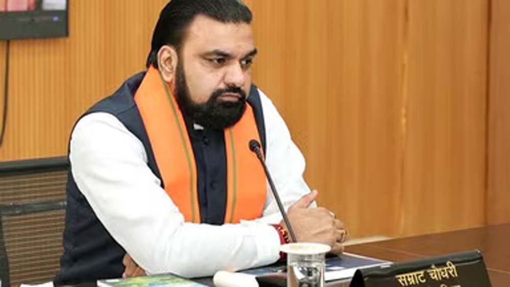मंत्री के सामने मांगी 50 हजार रिश्वत, भ्रष्ट कर्मचारी तत्काल बर्खास्त हुआ मंत्री के सामने मांगी 50 हजार रिश्वत, भ्रष्ट कर्मचारी तत्काल बर्खास्त हुआ