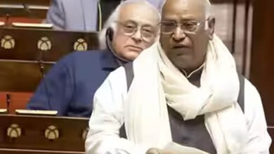 खरगे के मंच के ‘शुद्धिकरण’ पर भड़के जेपी नड्डा, बोले- ‘दुखदायी है, हम इसकी जांच करेंगे’; सदन में हंगामा खरगे के मंच के ‘शुद्धिकरण’ पर भड़के जेपी नड्डा, बोले- ‘दुखदायी है, हम इसकी जांच करेंगे’; सदन में हंगामा