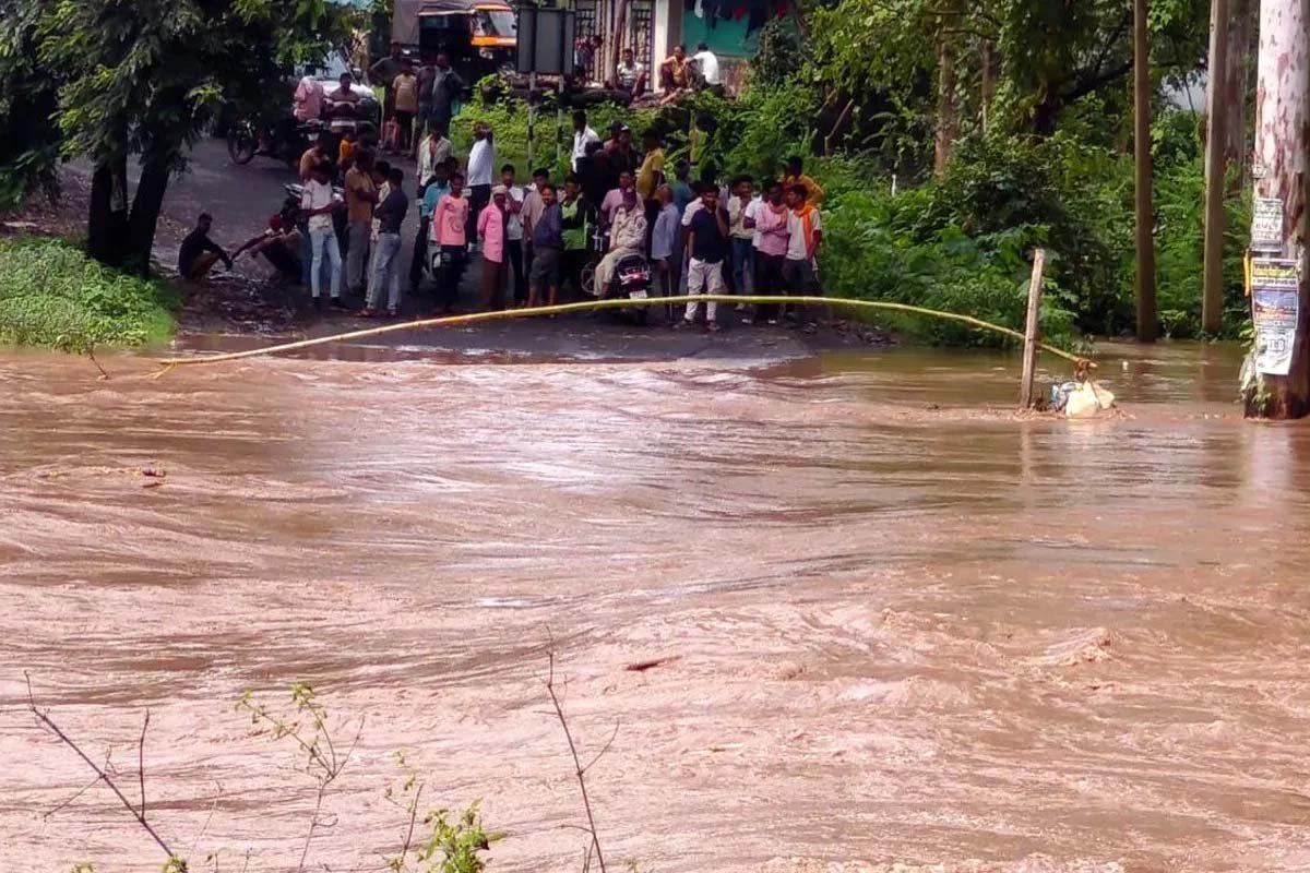 अनूपपुर में भारी बारिश से गिजरी नाला उफना, शहडोल-अमरकंटक मार्ग 12 घंटे से बंद अनूपपुर में भारी बारिश से गिजरी नाला उफना, शहडोल-अमरकंटक मार्ग 12 घंटे से बंद