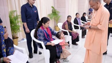 सीएम योगी और बच्ची के बीच संवाद से खिलखिला उठे हॉल में मौजूद लोग, सभी ने सीएम के वात्सल्य की प्रशंसा की सीएम योगी और बच्ची के बीच संवाद से खिलखिला उठे हॉल में मौजूद लोग, सभी ने सीएम के वात्सल्य की प्रशंसा की