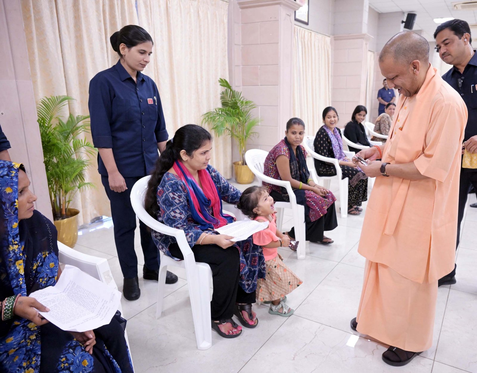 सीएम योगी और बच्ची के बीच संवाद से खिलखिला उठे हॉल में मौजूद लोग, सभी ने सीएम के वात्सल्य की प्रशंसा की सीएम योगी और बच्ची के बीच संवाद से खिलखिला उठे हॉल में मौजूद लोग, सभी ने सीएम के वात्सल्य की प्रशंसा की