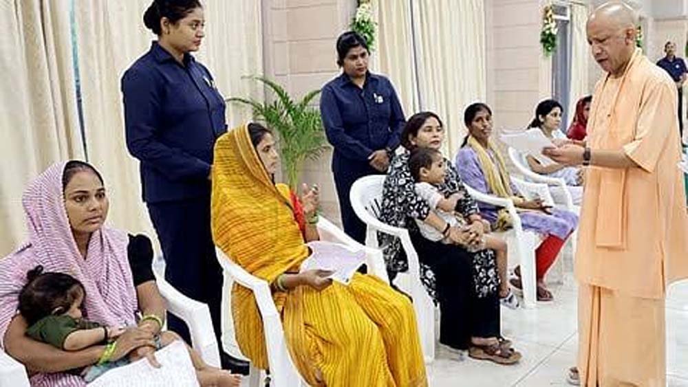 ‘कहां से आए हैं, क्या परेशानी है’ के अपनत्व भाव से सीएम योगी ने हर पीड़ित की पूछी समस्या ‘कहां से आए हैं, क्या परेशानी है’ के अपनत्व भाव से सीएम योगी ने हर पीड़ित की पूछी समस्या