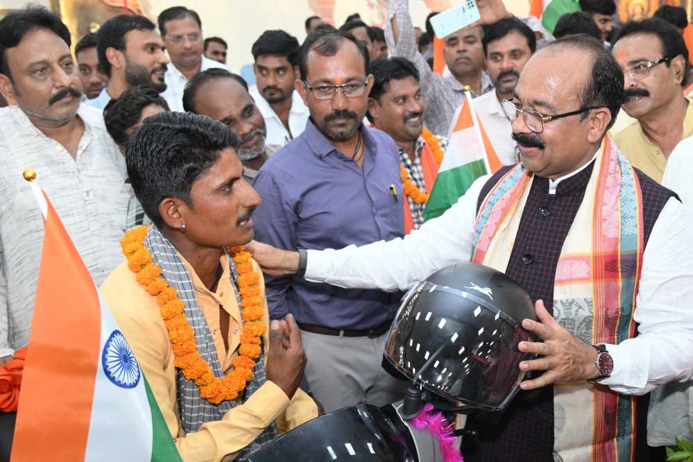 रायपुर : तिपहिया स्कूटी से बढ़ेगी दिव्यांगजनों की आत्मनिर्भरता : अरुण साव रायपुर : तिपहिया स्कूटी से बढ़ेगी दिव्यांगजनों की आत्मनिर्भरता : अरुण साव