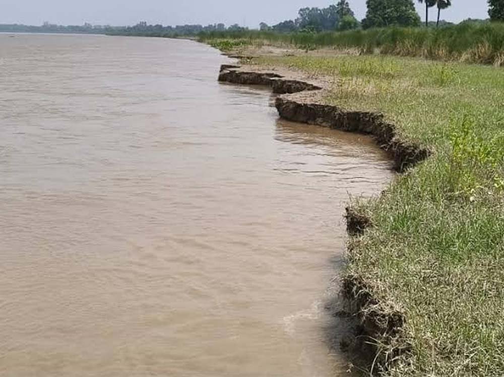 सरयू का जलस्तर खतरे के निशान से 30 सेमी नीचे, घटते पानी के साथ तेज हुआ कटान सरयू का जलस्तर खतरे के निशान से 30 सेमी नीचे, घटते पानी के साथ तेज हुआ कटान