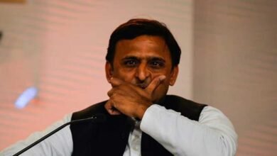 चौतरफा घिरे अखिलेश यादव, अटल जी को श्रद्धांजलि न देने पर मंत्रियों व बीजेपी नेताओं ने साधा निशाना चौतरफा घिरे अखिलेश यादव, अटल जी को श्रद्धांजलि न देने पर मंत्रियों व बीजेपी नेताओं ने साधा निशाना