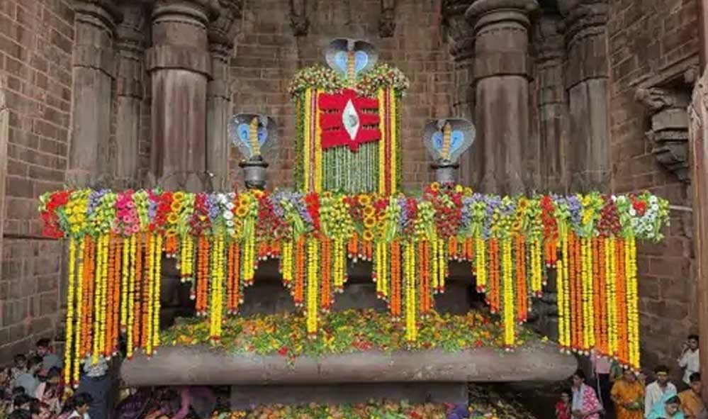 सावन सोमवार-नागपंचमी का दुर्लभ संयोग, भोजपुर में नागेश्वर स्वरूप में सजे महादेव; उज्जैन में 6 लाख भक्तों ने किए दर्शन सावन सोमवार-नागपंचमी का दुर्लभ संयोग, भोजपुर में नागेश्वर स्वरूप में सजे महादेव; उज्जैन में 6 लाख भक्तों ने किए दर्शन