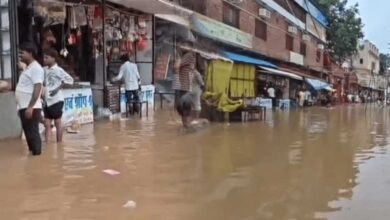 चित्रकूट में उफनी मंदाकिनी, रामघाट की सभी सीढ़ियां डूबीं; दुकानों में घुसा पानी, SDRF तैनात