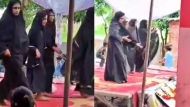 गोंडा में बुर्का पहनाकर छात्राओं से डांस कराने पर बवाल, स्कूल प्रबंधक बोले- करोड़ों बार माफी मांगने को तैयार गोंडा में बुर्का पहनाकर छात्राओं से डांस कराने पर बवाल, स्कूल प्रबंधक बोले- करोड़ों बार माफी मांगने को तैयार