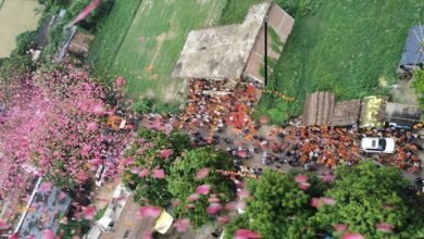 कांवड़ियों पर हेलीकॉप्टर से पुष्पवर्षा, गूंजा हर-हर महादेव का जयघोष कांवड़ियों पर हेलीकॉप्टर से पुष्पवर्षा, गूंजा हर-हर महादेव का जयघोष
