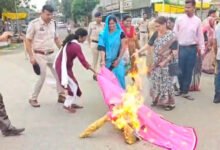 महिलाओं के सम्मान पर सियासत गरम: केंद्रीय मंत्री प्रह्लाद जोशी और सांसद कंगना रनौत के खिलाफ महिला कांग्रेस का उग्र प्रदर्शन, सार्वजनिक माफी की मांग