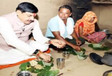 CM डॉ. यादव ने जनजातीय परिवार के घर किया भोजन, बहनों से बंधवाई राखी और बच्चों को दिया स्नेह
