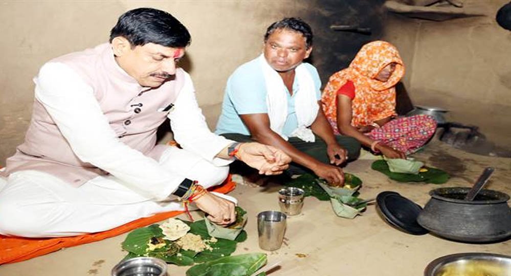 CM डॉ. यादव ने जनजातीय परिवार के घर किया भोजन, बहनों से बंधवाई राखी और बच्चों को दिया स्नेह CM डॉ. यादव ने जनजातीय परिवार के घर किया भोजन, बहनों से बंधवाई राखी और बच्चों को दिया स्नेह